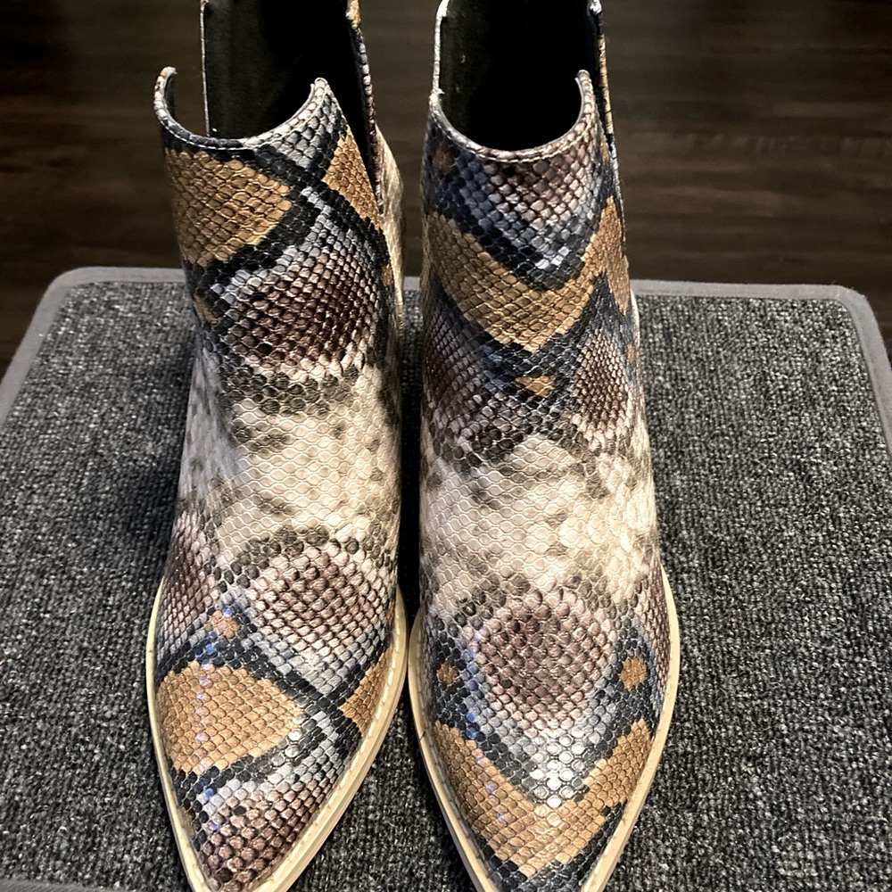 👢🤗👢FUN Multicolored ankle high western booties Size 8 1/2.